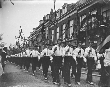 853327 Afbeelding van een optocht in de Oude Kerkstraat te Utrecht; rechts het Café G.W. de Vos (Oude Kerkstraat 27).